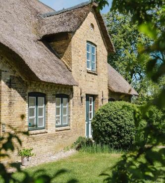 Secluded Thatched Roof Apartment By The Moor in Schwabstedt