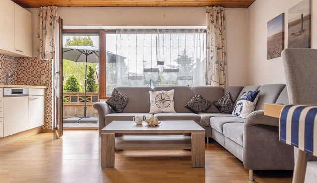 Spacious and bright: the first floor apartment with its spacious bathroom is equipped with a in Carolinensiel