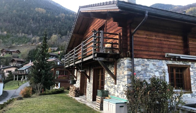 Spacious Wooden Chalet near Verbier with Jacuzzi! in Vollèges