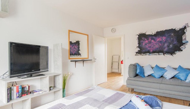 - Stellar Haven Deluxe with Cosmic Design - 3-Room Space-Themed Apartment 75 qm - Central Location - Balcony - Renovated 2024 with TV & Netflix - Full Kitchen - Free Parking - Near Metro & Airport - Galaxy-Inspired Interior - in Duisburg