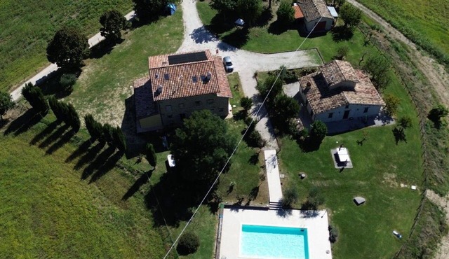 Stunning private villa for 14 people with WIFI, private pool, pets allowed and panoramic view in Gualdo