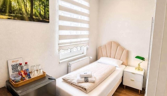 Twin room with | 2 single beds & desk room :12 in Wuppertal