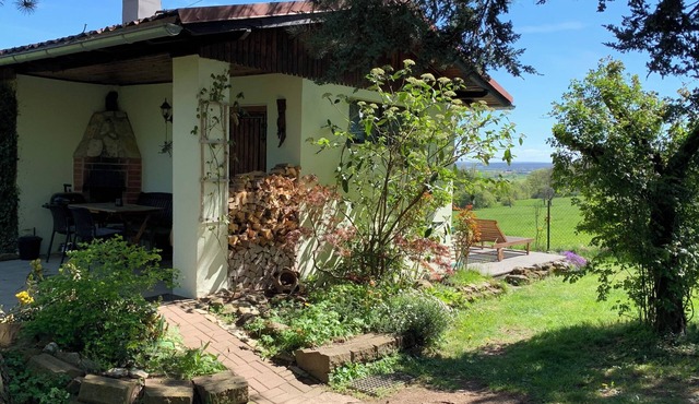Vacation home "Am Hermannstein" with panoramic view and garden. Vacation with a dog. in Waltershausen