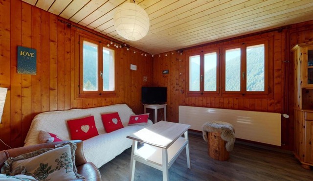 Warm family apartment in Evolène, nice outdoor space, view on the mountains in Evolène
