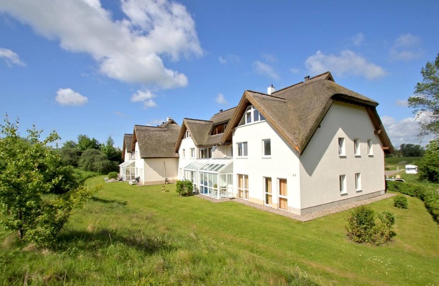 Close to the beach with balcony, use of swimming pool and sauna - Strandhaus Mönchgut FeWo16 in Mönchgut OT Lobbe