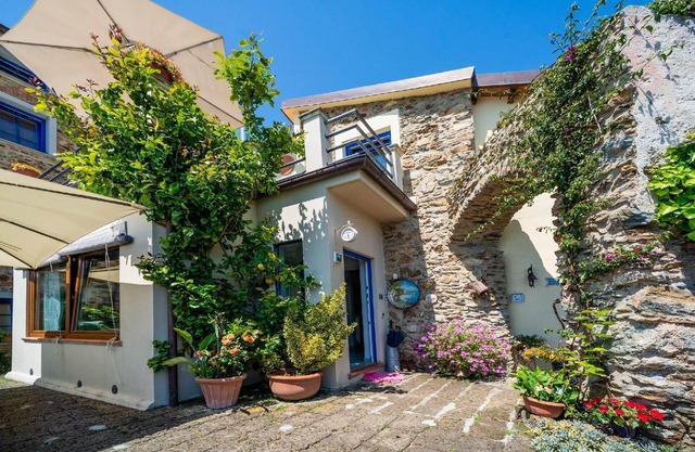 Seventh Heaven' flat with shared pool in Massa