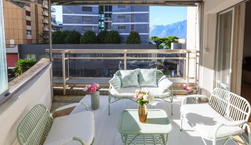 Apartment with Mountain View