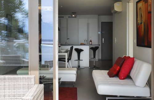 Montreux Apartment | Lovely apartment for 2 guests with WIFI, hot tub, pool, TV, terrace, panoramic view and parking
