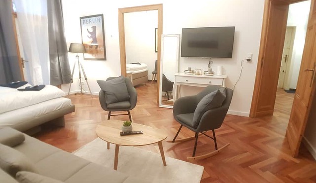 Spacious, family-friendly old Berlin apartment in the heart of the city in Bezirk Friedrichshain-Kreuzberg