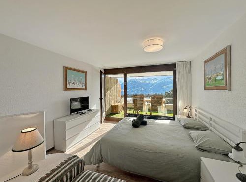 Alpine Club Retreat, Central Studio, Pool and View in Crans-Montana